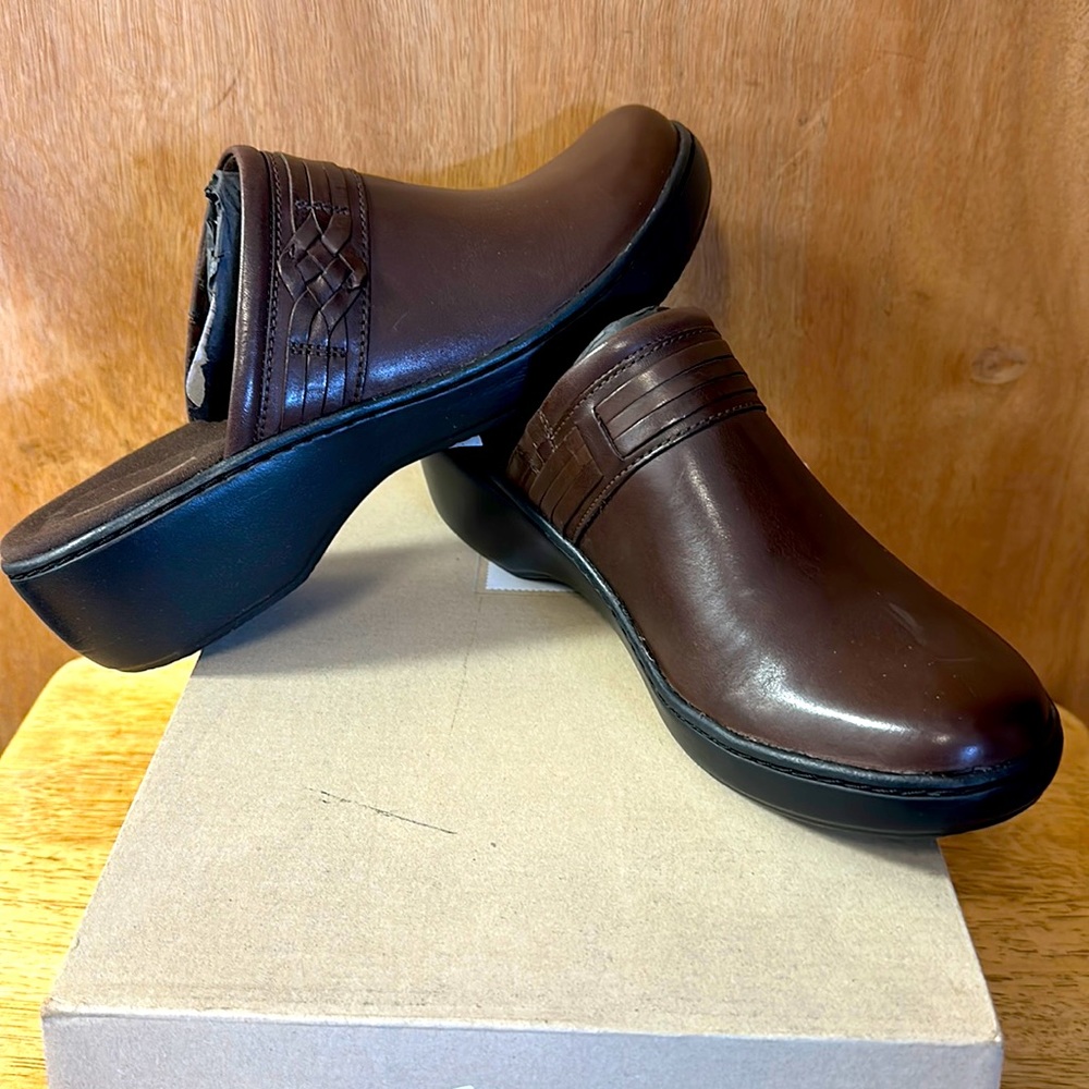 Clarks women’s size 7.5 new brown clogs
